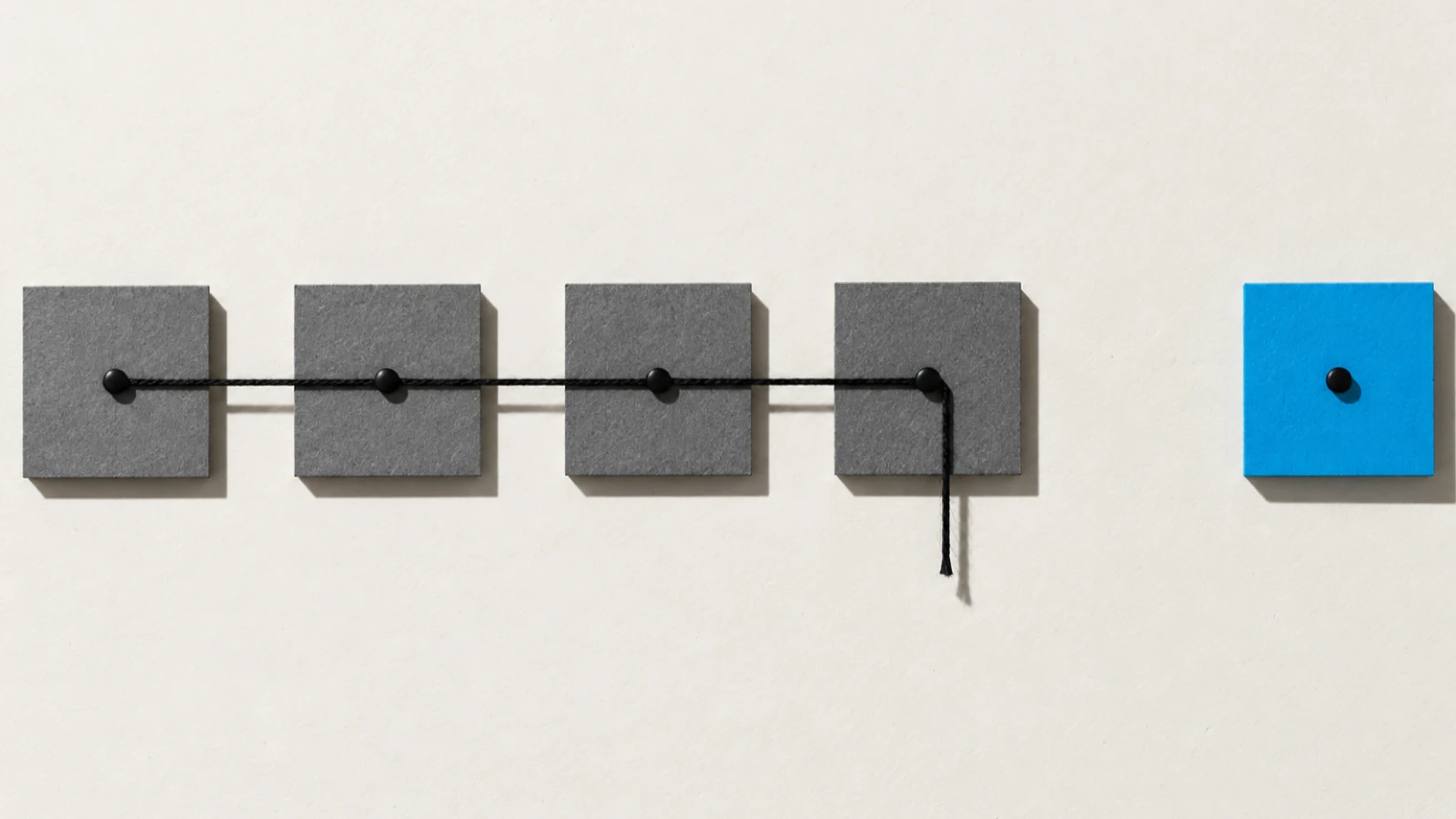 Quatre carrés de carton gris punaisés en ligne sur un fond beige, reliés par un fil noir tendu coupé après le quatrième, dont le bout pend ; un cinquième carré cyan isolé à droite, sans fil.