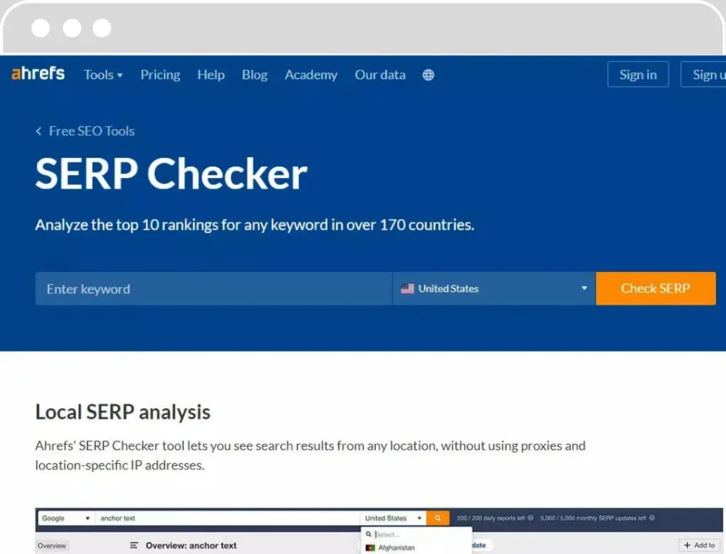 Capture d'écran de l'outil 'SERP Checker' sur le site web d'Ahrefs, montrant une interface utilisateur avec un grand titre 'SERP Checker' en bleu foncé. Sous le titre, un slogan promet l'analyse des 10 premiers résultats de recherche pour n'importe quel mot-clé dans plus de 170 pays. Un champ de saisie invite à entrer un mot-clé et un menu déroulant permet de sélectionner un pays, avec un bouton orange 'Check SERP'. Le bas de l'image présente une section intitulée 'Local SERP analysis' avec un texte expliquant que l'outil de vérification SERP d'Ahrefs permet de voir les résultats de recherche depuis n'importe quel lieu, sans utiliser de proxies et d'adresses IP spécifiques à une localité.