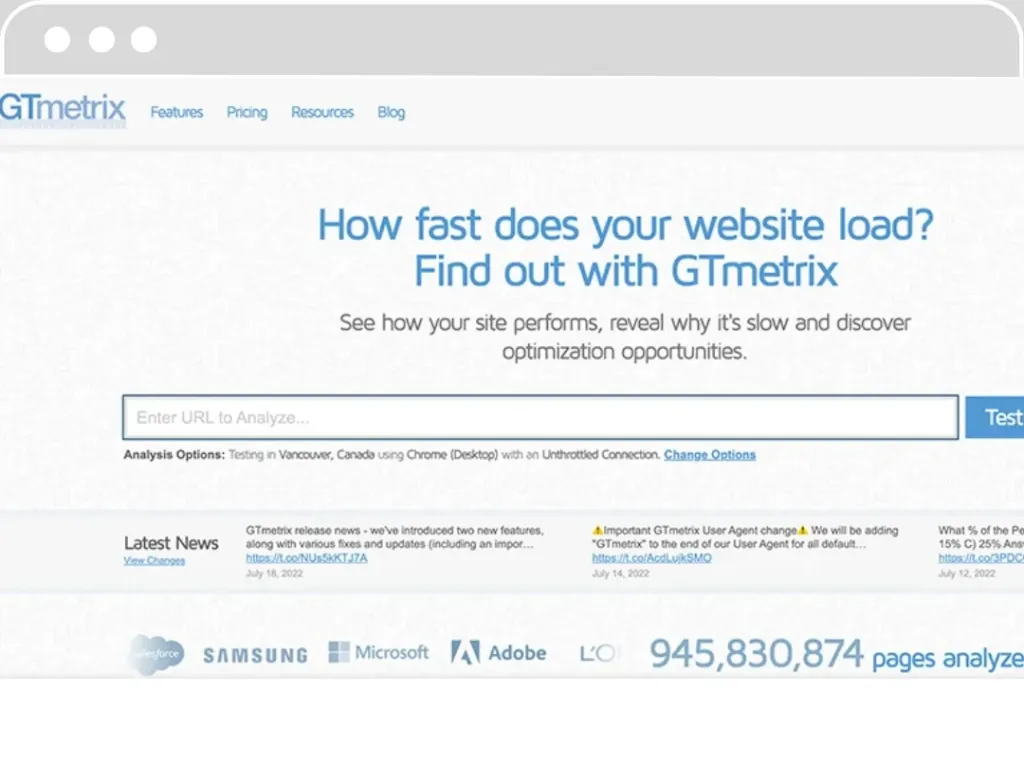 Page d'accueil de GTmetrix, un outil d'analyse de la performance des sites web, avec le slogan 'How fast does your website load? Find out with GTmetrix'. Un champ de saisie pour analyser l'URL du site et des options d'analyse indiquant 'Testing in Vancouver, Canada using Chrome (Desktop)' sont visibles. La section des nouvelles et le compteur indiquant '945,830,874 pages analyzed' sont en bas.