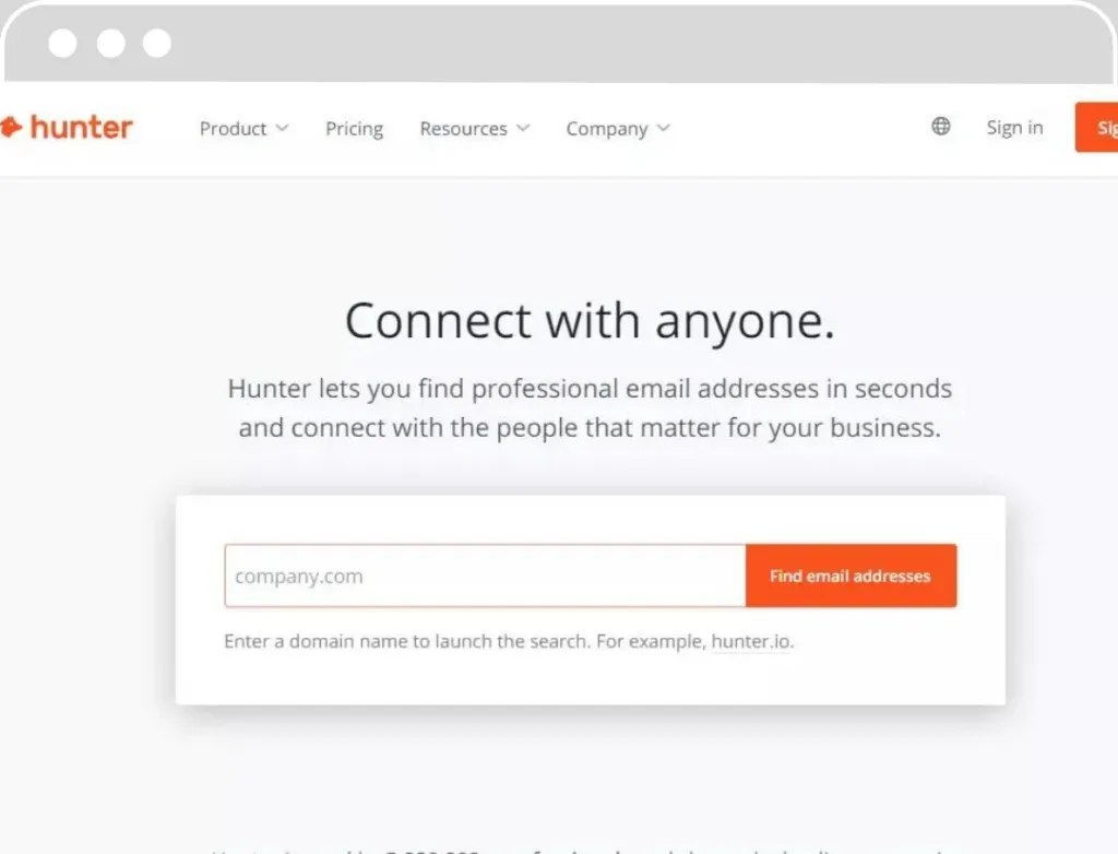 Capture d'écran de la page d'accueil de l'outil en ligne Hunter.io avec le slogan 'Connect with anyone'. Hunter propose de trouver des adresses email professionnelles rapidement. Un champ de saisie invite à entrer un nom de domaine pour commencer la recherche.