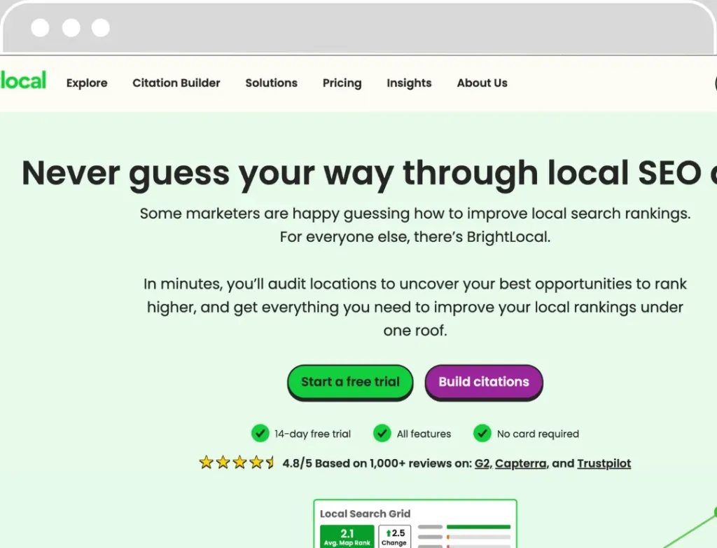 Capture d'écran de la page d'accueil de BrightLocal avec une navigation principale incluant les sections 'Explore', 'Citation Builder', 'Solutions', 'Pricing', 'Insights' et 'About Us'. Un titre en vert affirme 'Never guess your way through local SEO optimization' suivi d'un texte qui promeut une solution rapide pour améliorer le classement local. Deux boutons 'Start a free trial' et 'Build citations' sont mis en évidence, accompagnés d'une évaluation de 4.8/5 basée sur plus de 1000 avis sur G2, Capterra et Trustpilot.